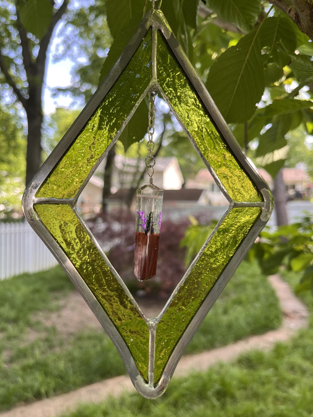 Green diamond with flower